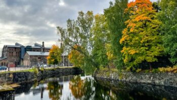 Gammal industriverkstad i rustik miljö.