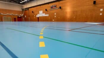 Stor sporthall med multisportgolv.