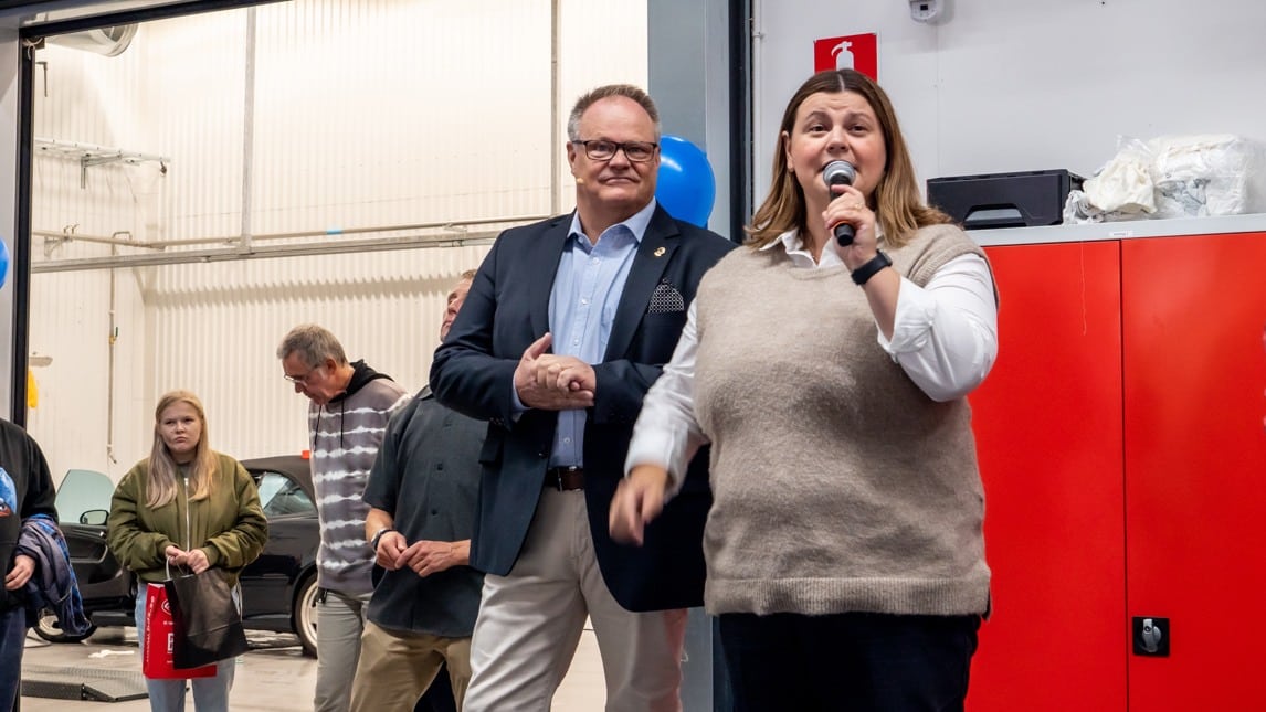 En kvinna håller i en mikrofon medans en man står bredvid.