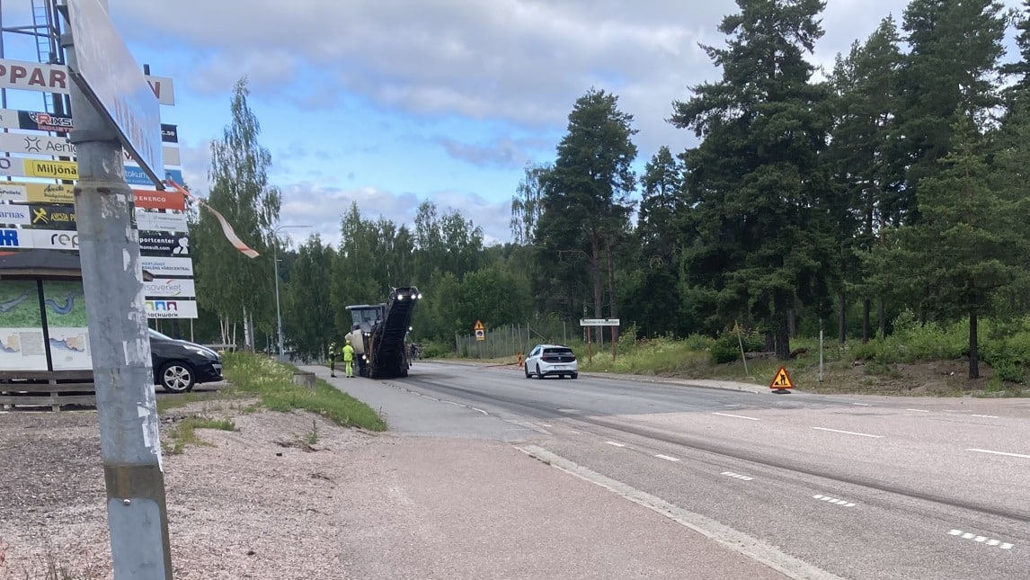 En gatuskylt vid sidan av en väg.